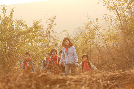 教育领域在校生关爱团结乡村女教师和学生在户外背景