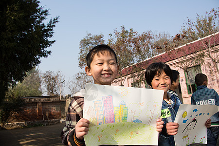 认真的出示绘画作品乡村小学里的小学生图片