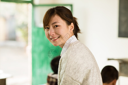 热情学习希望工程乡村女教师和小学生在教室里图片