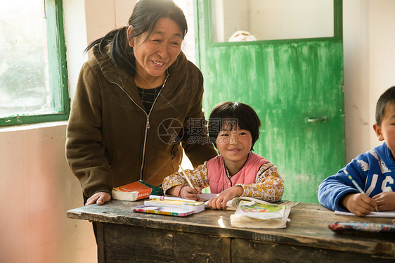 在校生童年关爱乡村女教师和小学生在教室里图片