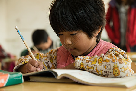 摄影学生乡村小学里的小学女生图片