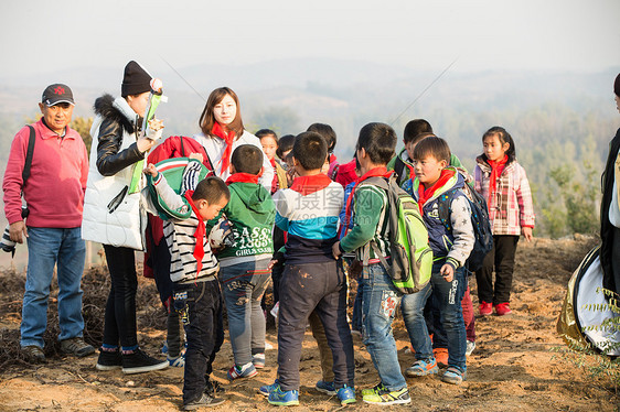 教育知识小学女生乡村女教师和学生在玩耍图片