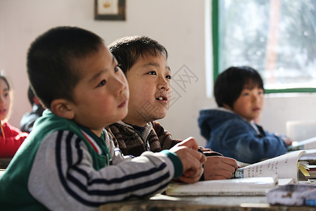 户内读书友谊乡村小学里的小学生图片