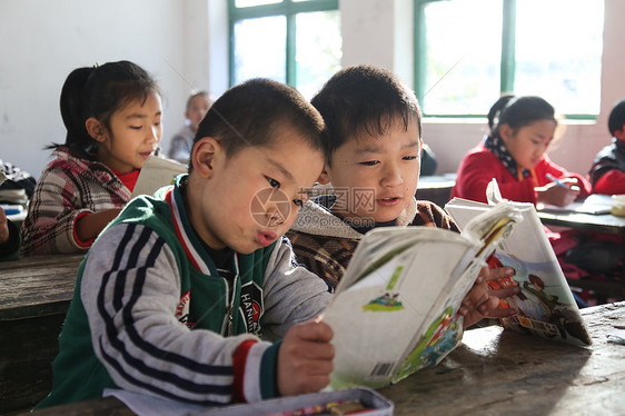 渴望教育知识乡村小学里的小学生图片