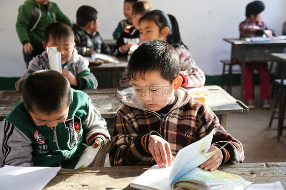 乐观户内乡村小学里的小学生图片