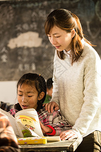 儿童待遇友谊乡村女教师和小学生在教室里图片