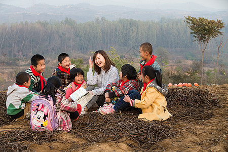 教育书男孩乡村教师和小学生在户外学习图片