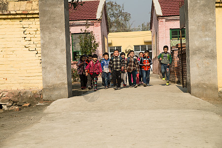 学校乐观男孩乡村小学生在放学回家图片