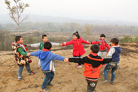 表现积极男孩欢乐的乡村小学生图片