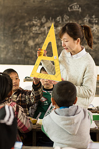 快乐教科书东亚乡村女教师和小学生在教室里图片