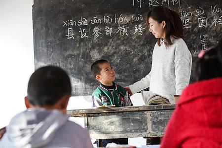 希望小学努力白昼乡村女教师和小学生在教室里图片