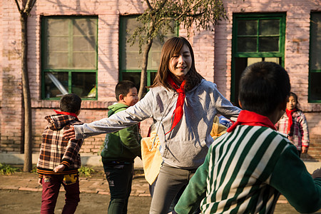 女生志愿者团结乡村教师和小学生在学校里图片