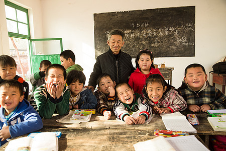 相伴逆境摄影乡村男教师和小学生在教室里图片