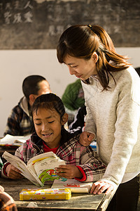 亚洲白昼知识乡村女教师和小学生在教室里图片