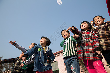 白昼贫穷渴望乡村小学生在学校放纸飞机图片