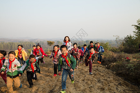 女孩关爱白昼乡村女教师和学生在玩耍图片