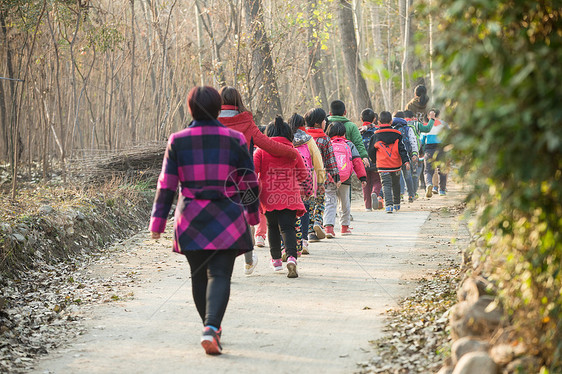 队列团结东方人乡村女教师和学生户外活动图片