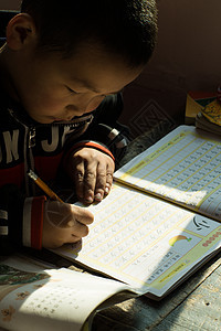 梦想认真的艰苦乡村小学里的小学生学习背景图片