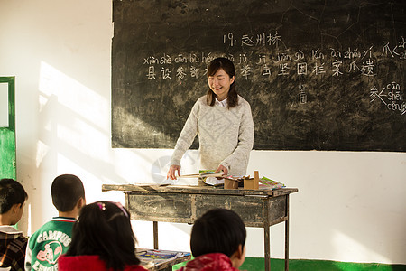 户内儿童待遇乡村女教师和小学生在教室里图片