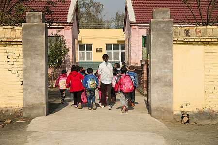 幸福放松可爱的乡村女教师和学生在户外图片