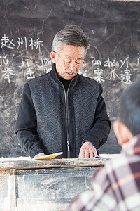 仅一个老年男人教育知识乡村小学老师在上课高清图片