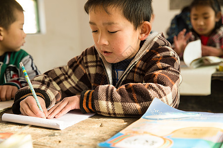 关爱读书贡献乡村小学里的小学生图片