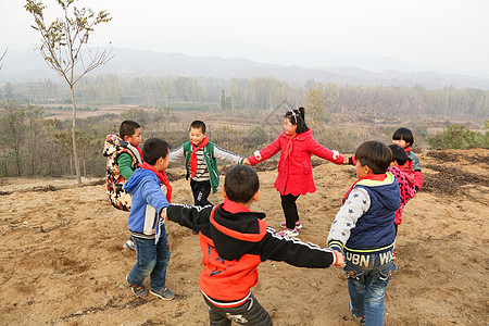 仅儿童活力6岁到7岁欢乐的乡村小学生图片