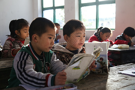 教育建筑课桌户内乡村小学里的小学生图片