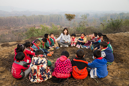 亚洲人男孩非都市风光乡村教师和小学生在户外学习图片