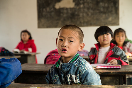 社会文明相伴教育建筑8岁到9岁乡村小学里的小学生背景