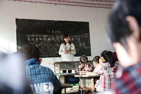 6岁到7岁摄影智慧乡村女教师和小学生在教室里高清图片