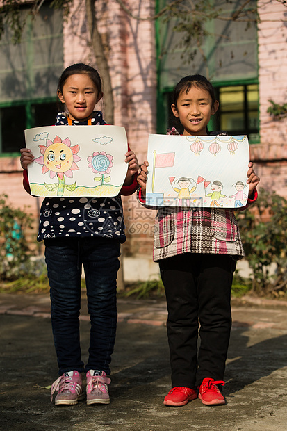 努力摄影垂直构图乡村小学里的小学生图片