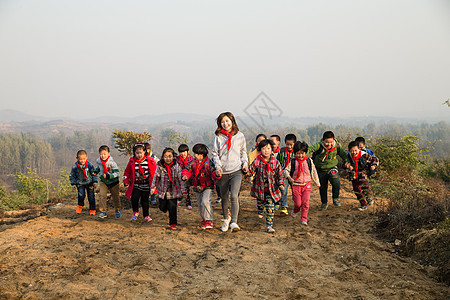 大量人群小学亚洲乡村女教师和学生在玩耍图片