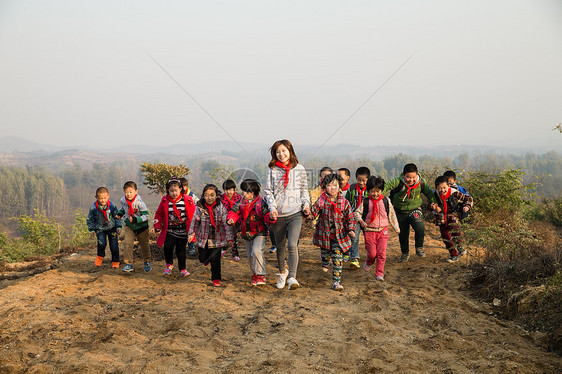 大量人群小学亚洲乡村女教师和学生在玩耍图片