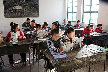 课桌女孩亚洲乡村小学里的小学生图片