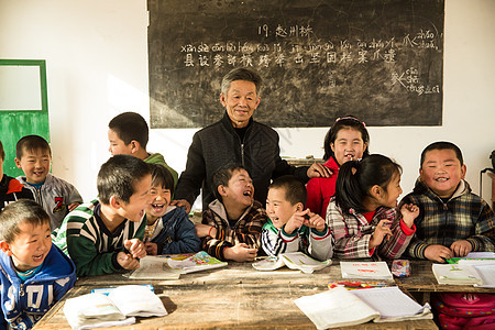 男生逆境成年人乡村男教师和小学生在教室里图片