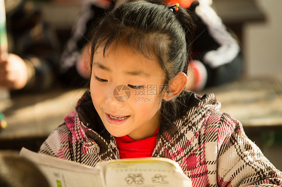 亚洲人白昼童年乡村小学里的小学女生图片