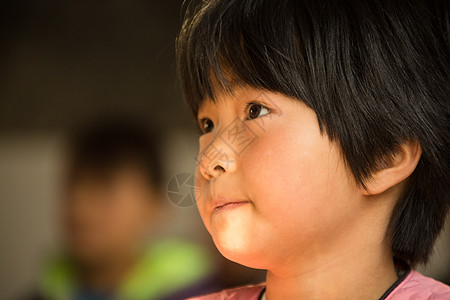 女孩学习乡村小学里的小学女生背景图片