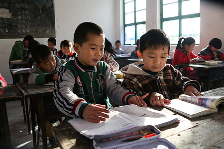 小孩阅读快乐东方人渴望乡村小学里的小学生背景