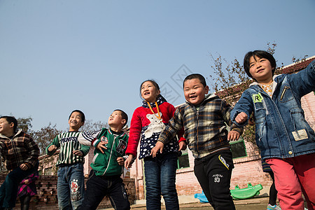 梦想玩耍小学男生乡村小学生在学校放纸飞机图片