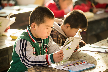 乐观幸福女孩乡村小学里的小学生图片