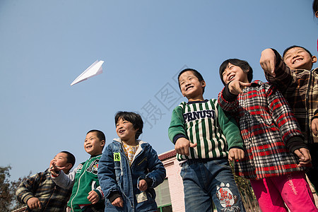 希望小学男生农村乡村小学生在学校放纸飞机图片