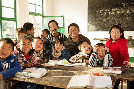 半身像女生希望工程乡村女教师和小学生在教室里图片