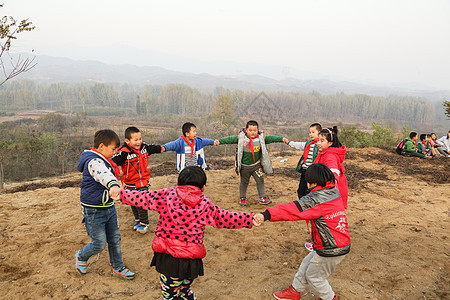 学校水平构图相伴欢乐的乡村小学生图片