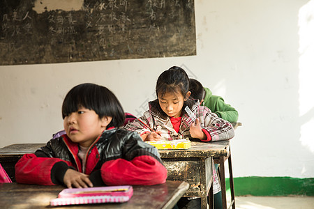 幸福信心儿童乡村小学里的小学生图片