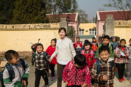 亚洲人待遇乡村女教师和学生在户外图片