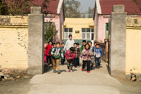 人放学相伴乡村女教师和学生在户外图片