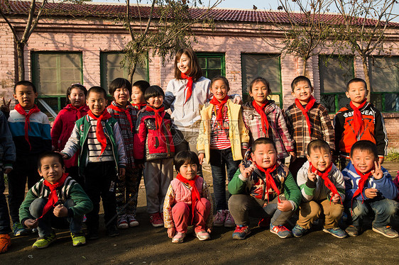 东方人志愿者童年乡村教师和小学生在学校里图片