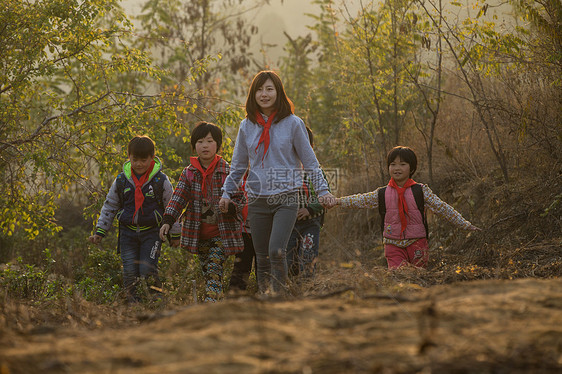 幸福女生希望小学乡村女教师和学生在户外图片