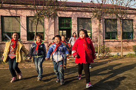 环境男孩表现积极乡村教师和小学生在学校里图片